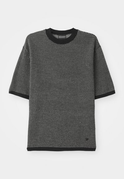 Czarny i biały krótko rękawowy sweter z dzianiny, z wzorzystą teksturą, prążkowanym czarnym dekoltem typu crew oraz jednolitymi czarnymi mankietami i dołem.