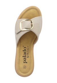 Sandalia deslizante beige con una correa ancha, que presenta un acento de hebilla dorada. Textura suave similar al ante y plantilla acolchada.