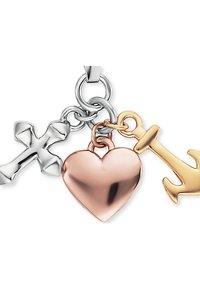 Silberne Kreuz-, roségoldene Herz- und gelbgoldene Anker-Anhänger, die durch eine Kette verbunden sind; glänzende Oberflächen und glatte Texturen.