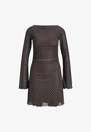 Robe mini ajustée à manches longues noire avec des pois blancs et des ourlets légèrement volants aux manches et à la jupe.