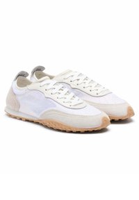 Białe sneakersy z mieszanką teksturowanej tkaniny i zamszu, z gumową podeszwą, sznurowanym designem i subtelnym brandingiem na boku.