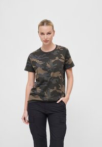 Rövid ujjú terepmintás póló sötétz öld, barna és világosszürke árnyalatokkal; kerek nyakkivágás és puha anyagminőség.