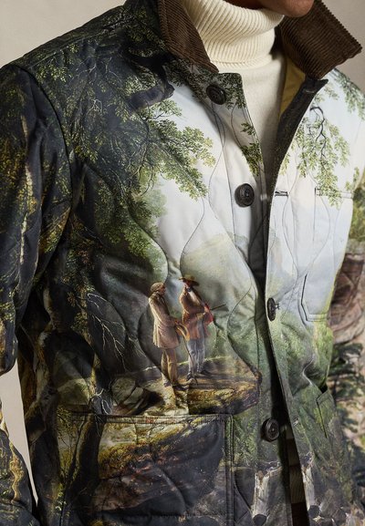 Μπουφάν καπιτονέ με εκτύπωση τοπίου με δύο φιγούρες, κυρίως σε πράσινους και γήινους τόνους, με μαύρα κουμπιά και γιακά από κορντόνι.