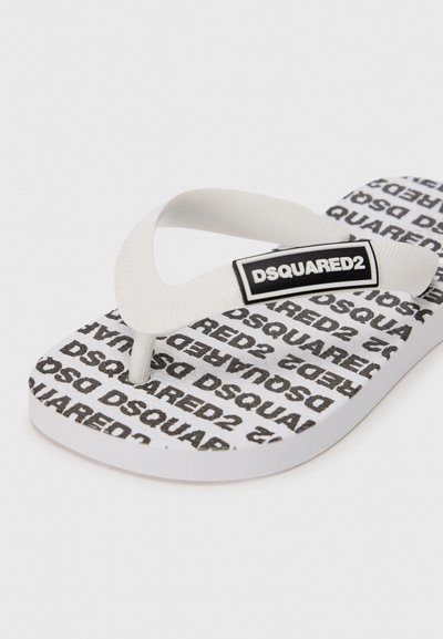 Bela japonka z teksturiranim gumijastim trakom in podplatom. Na traku je črni logotip DSQUARED2, na podplatu pa ponavljajoč se črni vzorec besedila.