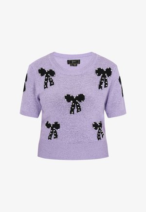 Violeta adītas džemperis ar īsām piedurknēm, rotāts ar melnām lentītēm, kas izrotātas ar baltām pērlītēm visā virsmā. Arapa kakla izgriezums un teksturēta virsma.