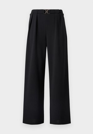 Pantalon noir à jambes larges avec une taille haute, présentant des plis et un détail de boucle métallique dorée sur la ceinture. Texture de tissu lisse.
