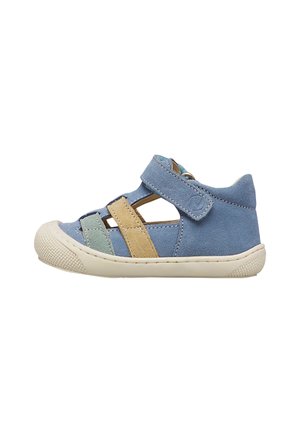 Sandale en cuir suédé bleu pour tout-petit avec des brides beige et vert clair, semelle en caoutchouc et fermeture Velcro sur fond blanc.