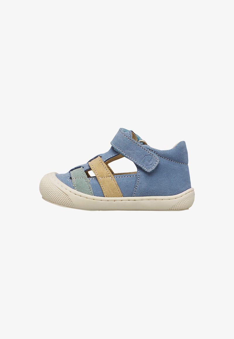 Sandale en cuir suédé bleu pour tout-petit avec des brides beige et vert clair, semelle en caoutchouc et fermeture Velcro sur fond blanc.