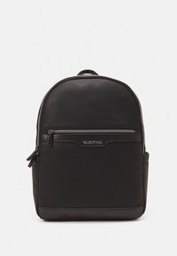 Mochila de couro preto com superfície texturizada, topo arredondado, bolso frontal com fecho de correr, bolso lateral e um detalhe de logotipo na frente.