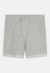 Grå bomuldsshorts med en blød tekstur, elastisk talje, justerbar snøre og sidelommer. Opskårede manchetter afslutter benene.