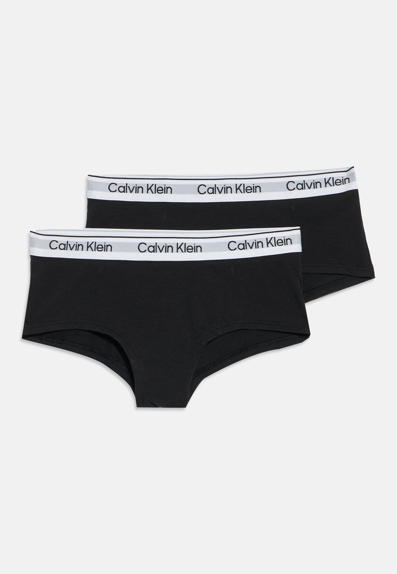 Δύο μαύρα ανδρικά σλιπ Calvin Klein με λευκές ελαστικές ζώνες μέσης με το λογότυπο Calvin Klein.