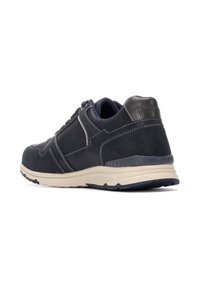 Zapatilla navy con parte superior de malla texturizada, acentos de ante, costuras blancas y suela de goma ligera. Presenta un collar y lengüeta acolchados.