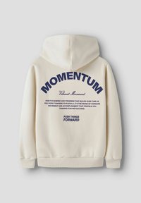 Crème hoodie met marineblauwe tekst op de achterkant met de woorden "MOMENTUM," "Vibrant Movement," en motiverende zinnen over vooruitgang en verdergaan.