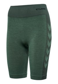 Gröna atletiska shorts med en åtsittande design, gjorda av strukturerad tyg. Har en logotyp vid midjan och ett chevronmönster på sidan.