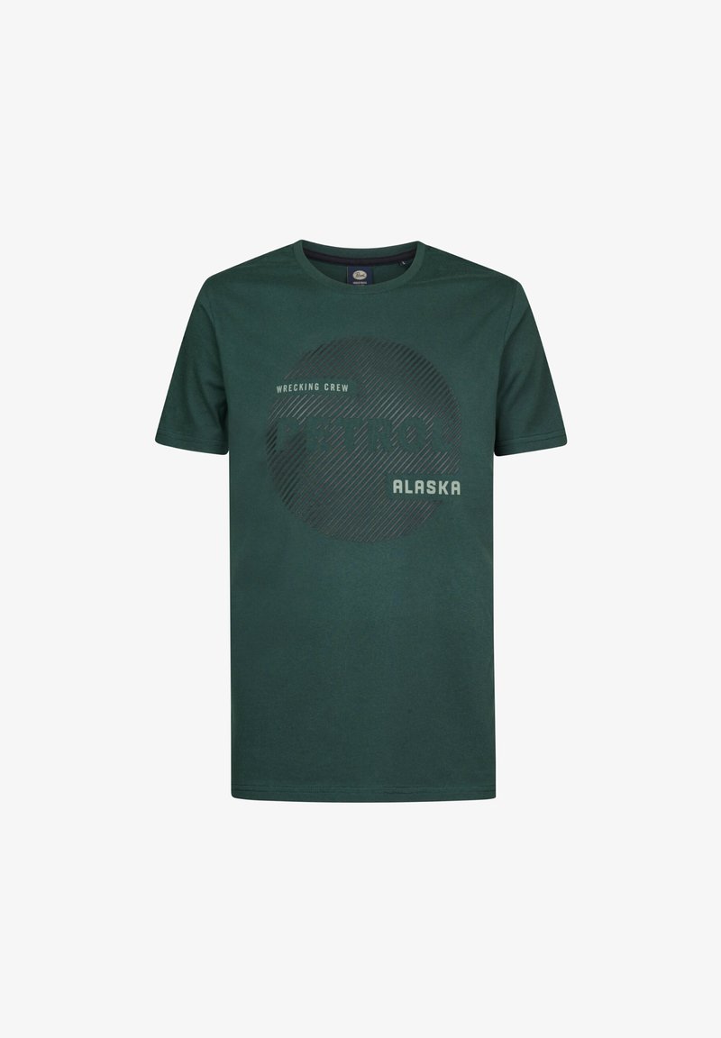 Vihreä puuvillapaita, jossa on lyhyet hihat, ja jossa on pyöreä graafinen kuvasto, jossa on mustalla tekstillä "PETROL ALASKA" ja "WRECKING CREW".