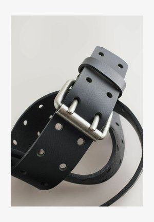 Sort læderbælte med en struktureret overflade, der har en metalspænde og flere huller til justering. Det er let snoet, hvilket viser dets fleksibilitet.