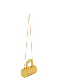 Gouden metalen handtas met een cilindervorm, voorzien van een bovenhandvat en een kettingriem. Glad oppervlak met een glanzende afwerking.
