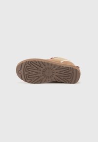 UGG LOWMEL - Skateboardové boty - rocky oak