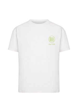 Balta medvilninė marškinė su trumpomis rankovėmis. Pamušale yra šviesiai žalias apskritas spaudinys su tekstu "Matcha Matcha Matcha Iced Latte" kairėje krūtinės pusėje.