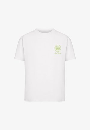 Balta medvilninė marškinė su trumpomis rankovėmis. Pamušale yra šviesiai žalias apskritas spaudinys su tekstu "Matcha Matcha Matcha Iced Latte" kairėje krūtinės pusėje.