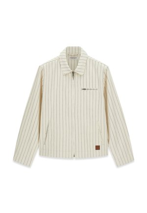 Veste zippée crème pour hommes avec fines rayures verticales noires, col, poche poitrine zippée, poches latérales et un petit patch marron près de l'ourlet.