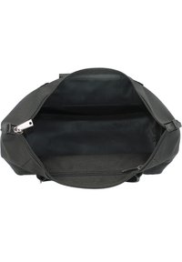 Sac à main en tissu noir avec une ouverture à fermeture éclair sur le dessus ; l'intérieur est doublé, sans poches ou compartiments visibles ; texture lisse.