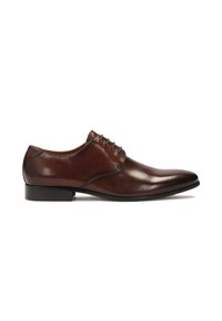 Pantofii de dress din piele maro, cu o textură netedă, vârful ascuțit și șase ochiuri. Prezintă un toc mic negru și detalii subtile de cusătură.