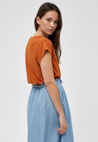 Minus MILETI TEE - Camiseta básica - burned hazel