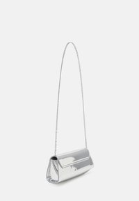 Hopeinen metallinen clutch-laukku, jossa on kolmion muoto, sileä pinta ja ketjuhihna, sekä taitettavan läppädesignin.