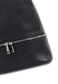Zwarte leren tas met een gestructureerde afwerking, voorzien van een zilverkleurige ritssluiting langs de onderste rand. Eenvoudige, hoekige vorm.