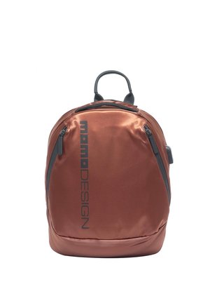 Brauner Satin-Rucksack mit schwarzen Reißverschlusstaschen, schwarzem Griff und schwarzem vertikalem "momoDESIGN"-Logo auf der Vorderseite.