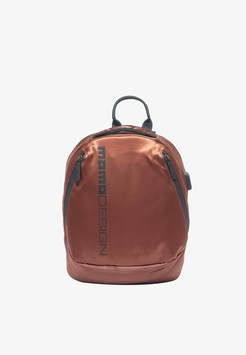 Sac à dos en satin marron avec poches zippées noires, poignée noire et logo vertical noir "momoDESIGN" sur le devant.