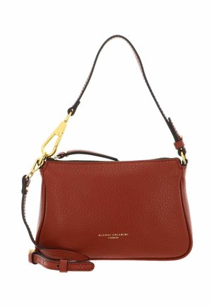 Borsa a tracolla in pelle rossa con finitura testurizzata, dotata di hardware dorato, tracolla staccabile e chiusura a zip. Il logo del marchio è impresso sul davanti.