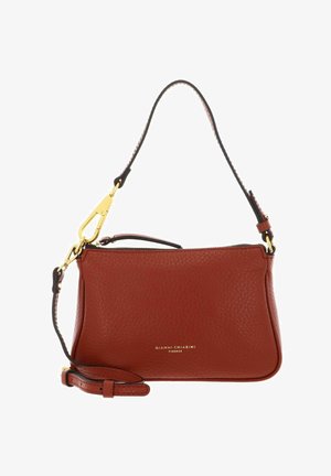 Borsa a tracolla in pelle rossa con finitura testurizzata, dotata di hardware dorato, tracolla staccabile e chiusura a zip. Il logo del marchio è impresso sul davanti.