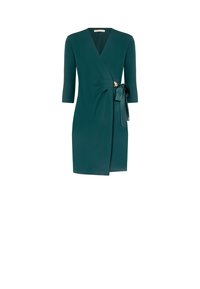 Robe enveloppante teal avec un décolleté en V profond, des manches trois-quarts, un lien sur le côté et un accent doré à la taille. Tissu lisse avec une silhouette ajustée.