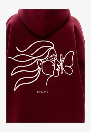 Bordowa bluza z kapturem z białym haftowanym wzorem przedstawiającym profil kobiety i motyla. Poniżej tekst "MIRONS." Miękka tekstura tkaniny.