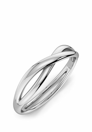 Pulsera de plata pulida con un diseño moderno de bucle abierto retorcido y superficies lisas y reflectantes.