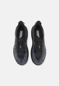 Zapatillas deportivas negras con un upper de diseño, que presenta materiales de malla y sintéticos, punta redonda, cierre de cordones y suela texturizada.