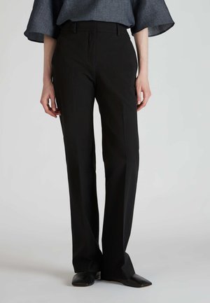 Pantaloni neri su misura con design a gamba dritta, texture liscia e passanti per cintura. Abbinati a scarpe scure per un look completo.