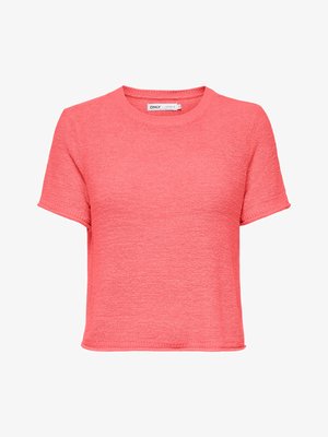 Koraalroze gebreide crop top met korte mouwen, ronde halslijn en subtiel textuurpatroon, met label aan de binnenkant van de kraag waarop "Only" staat.