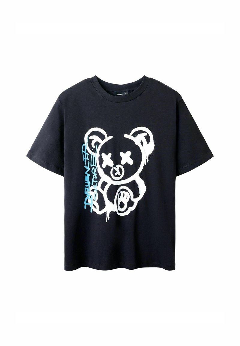 Camisa de algodón negra con un gran gráfico blanco y azul de un osito de peluche con ojos en forma de X, cuello redondo y mangas cortas.
