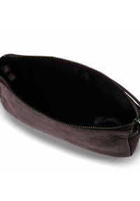 Piccolo clutch viola in suede con una cerniera metallica, che mostra un'esterno liscio e un interno nero semplice. Nessun hardware o decorazioni aggiuntive.