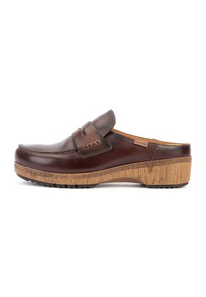 Zueco de cuero marrón oscuro tipo slip-on con detalles cosidos y una suela cuña en tono beige con estampado, etiquetado con una pequeña etiqueta de Pikolinos.