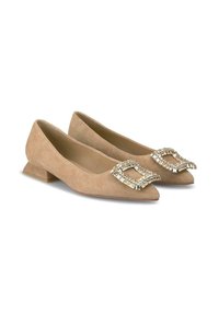 Chaussures formelles en suède beige avec un bout pointu, un petit talon bloc et une boucle décorative en strass sur le devant. Doublure intérieure lisse.