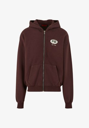 Burgundi värvi tõmbluku kapuutsiga dressipluus, millel on esipockets, ribide ääred ja alläär ning vasakul rinnal trükitud "PB" logo. Pehme puuvillane materjal.