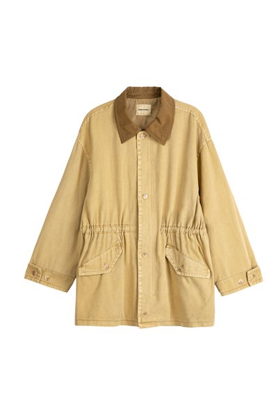 Giacca beige con colletto marrone, chiusura frontale con bottoni, vita elastica, tasche con pattina angolata e polsini con bottoni.