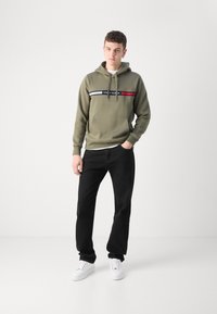 Tommy Hilfiger CHEST INSERT - Felpa con cappuccio - green