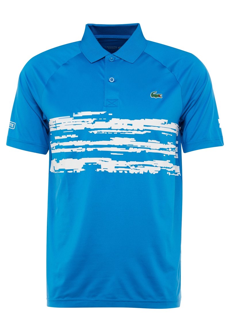 Blå pikétröja gjord av slät tyg, med en vit penseldragsdesign över bröstet och en liten grön logotyp på vänster sida.