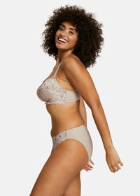 Soutien-gorge en dentelle beige avec des bordures à volants et slip assorti. Matériau doux, détail en dentelle florale sur les bonnets et les côtés, bretelles ajustables.