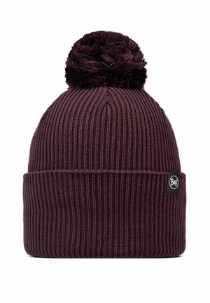 Gorro de punto burdeos con un diseño acanalado y un pompón en la parte superior. Presenta una pequeña etiqueta de logo negra en el lateral. Hecho de un material suave y texturizado.
